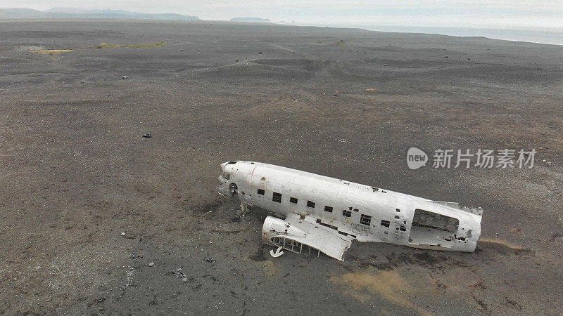 Solheimasandur失事飞机，冰岛。海滩上飞机残骸的鸟瞰图