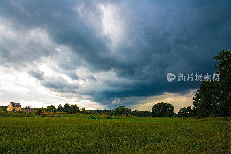雷暴前，草地上空乌云密布