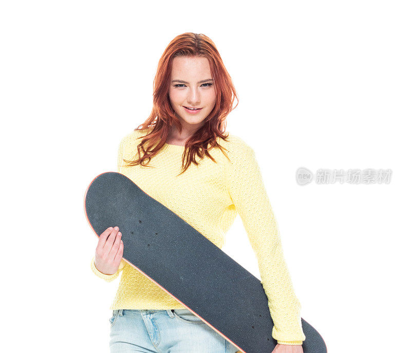 可爱的女性拿着滑板