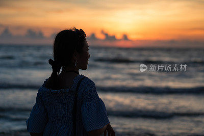 泰国普吉岛巴东海滩上的年轻女子