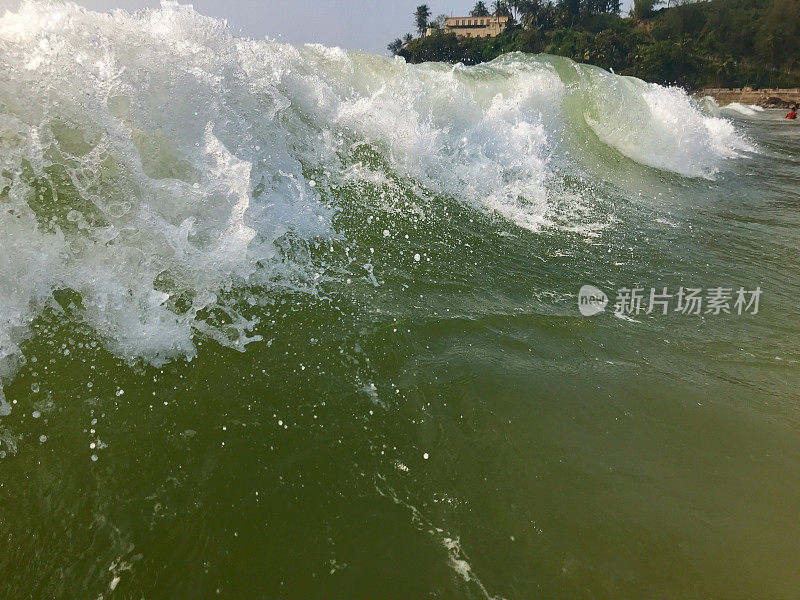 印度果阿，海浪冲向相机