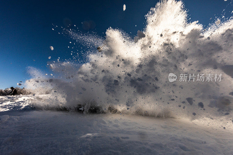 溅粉雪。