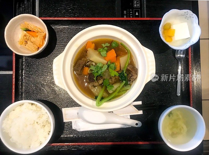 红烧牛肉配白萝卜午餐在横滨午餐供应