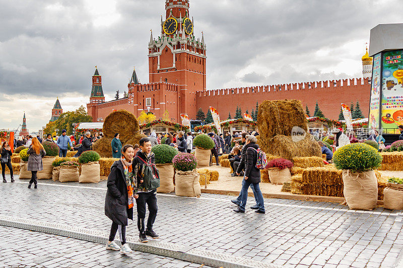 来自不同国家的游客在莫斯科红场的传统节日金秋