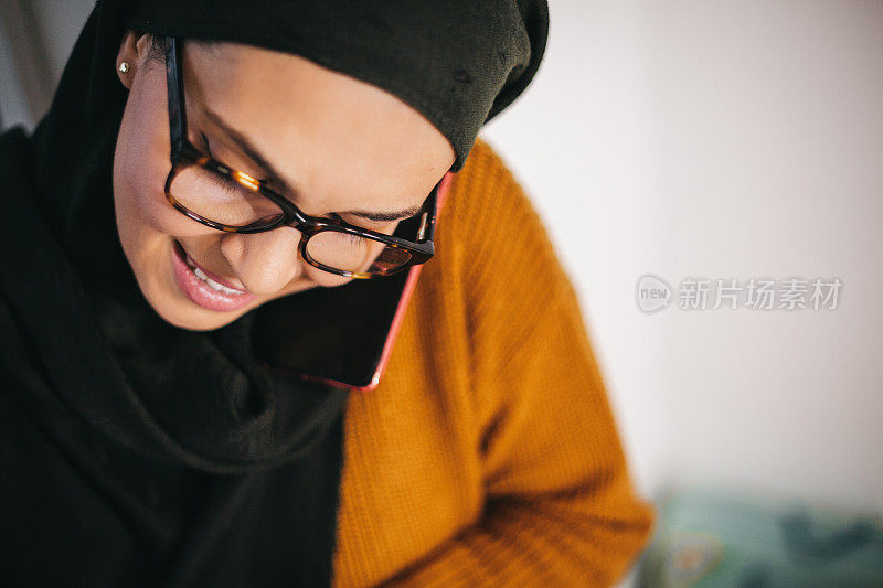 一个穆斯林妇女在写纸条