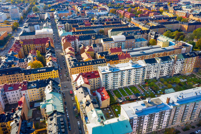 飞越斯德哥尔摩市中心的公寓楼