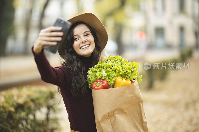 拿着购物袋的女人在自拍