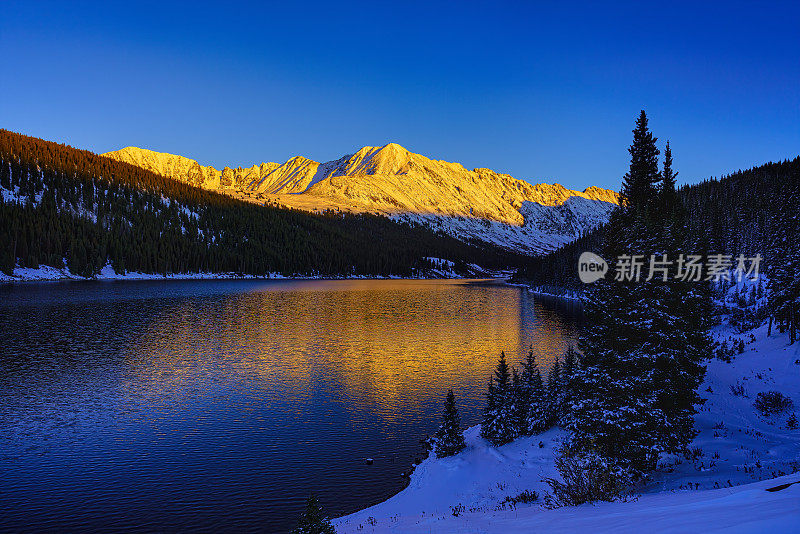 白雪覆盖的山峰