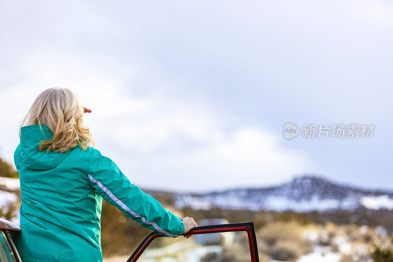 成熟的成年金发女性户外冒险的乐趣旅行在一个雪天