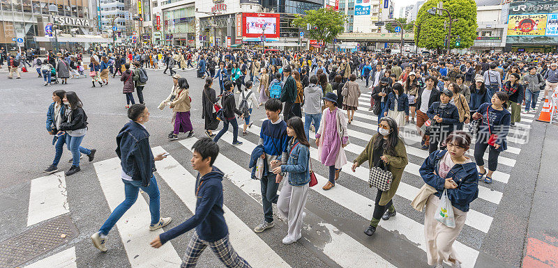 涩谷十字路口过马路的人群