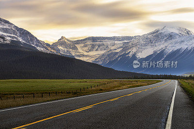 日落时分，加拿大通往雪山的乡间小路