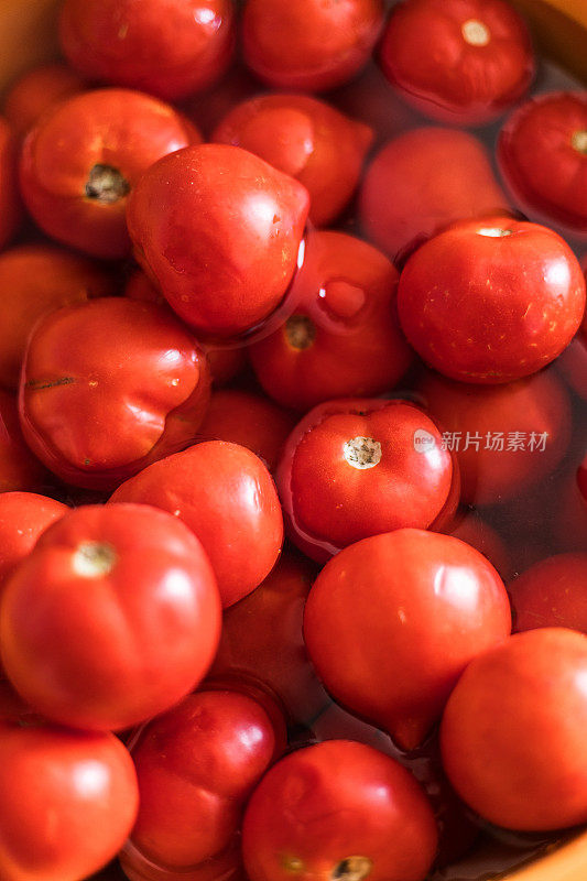 用淡水洗过的红番茄，特写