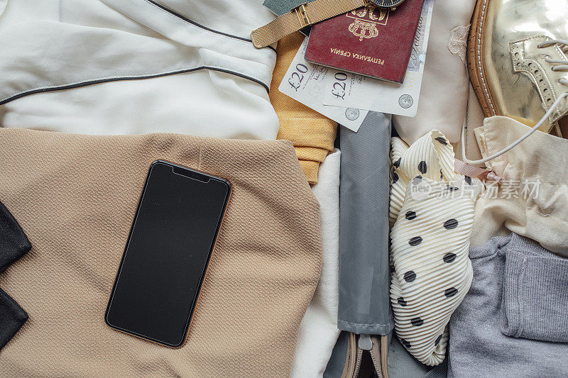 收拾行李:把智能手机放在旅行箱里