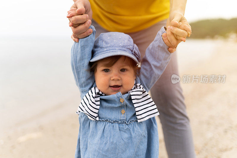 妈妈和女儿在海滩上