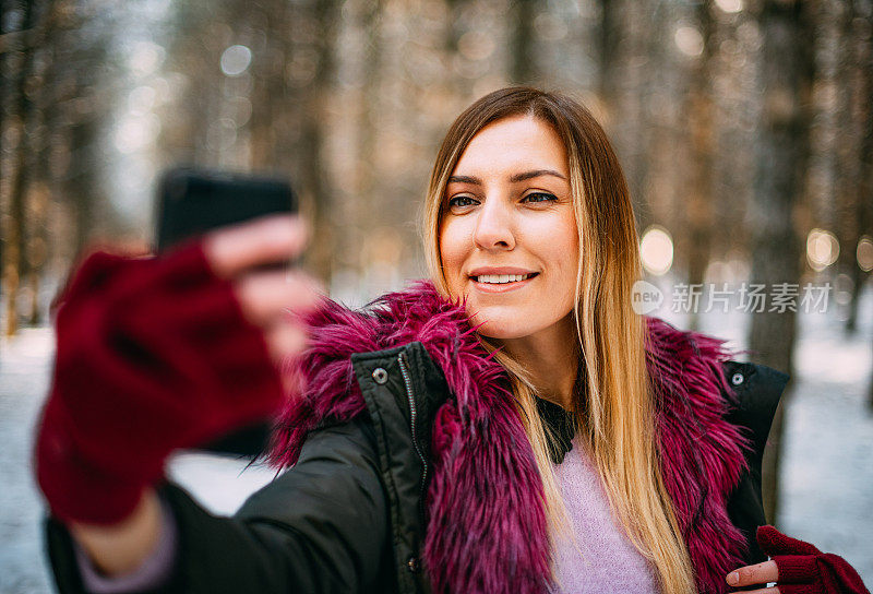 美丽的女人在雪山里自拍