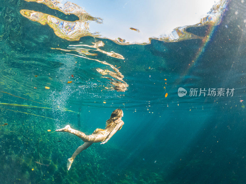 水下女子在墨西哥天坑潜水的镜头