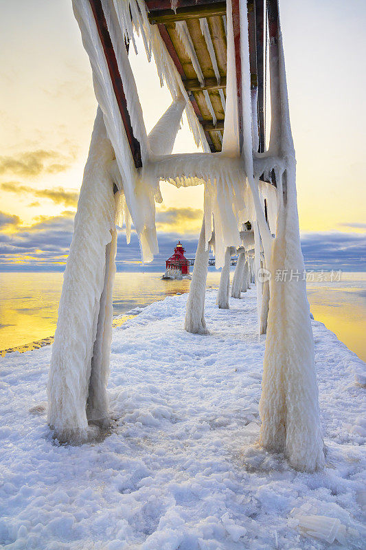 冬季在风景优美的码头和灯塔结冰。