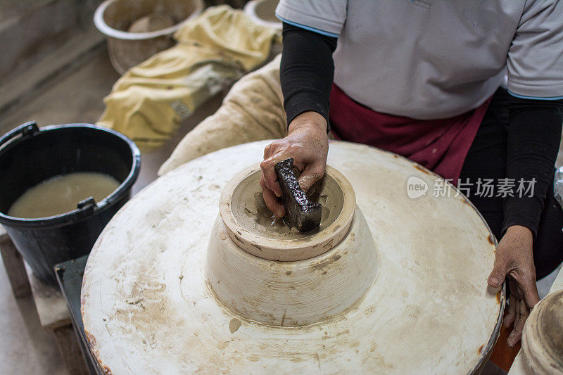 泰国南邦，手工在陶工轮上制作粘土
