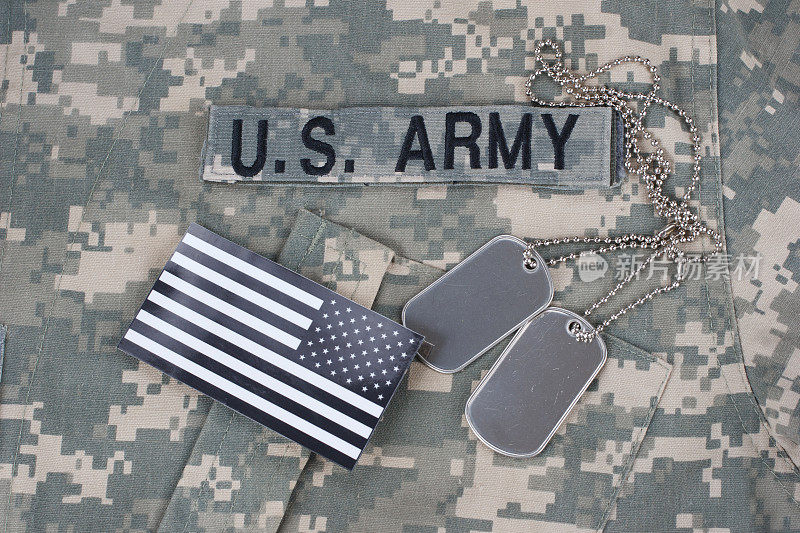 美国军服上带有狗牌的国旗补丁