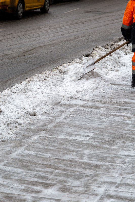 俄罗斯莫斯科，工人们在清扫道路上的积雪