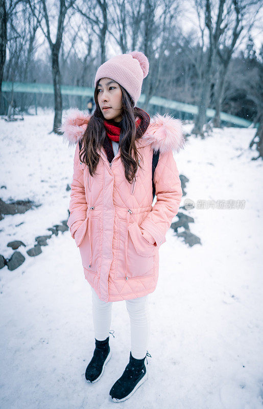 年轻的女游客在日本的雪域玩得很开心