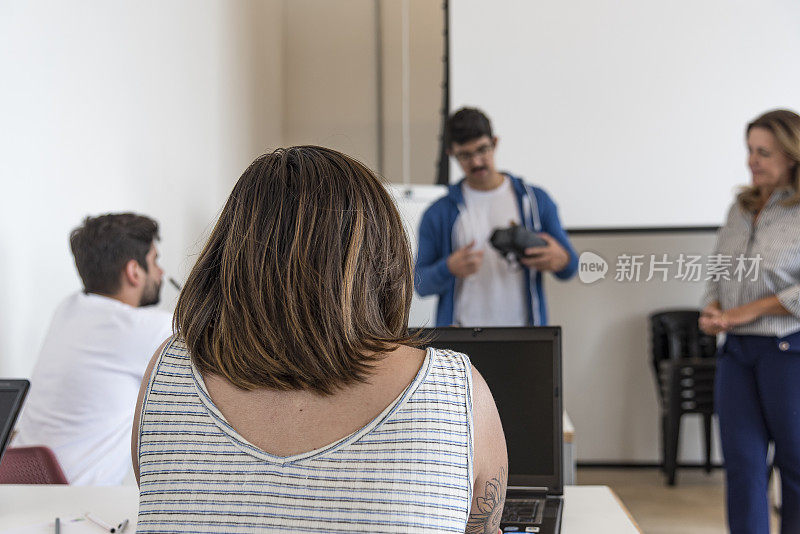 巴西大学生在课堂上讲解虚拟现实眼镜