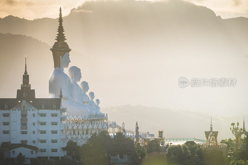 泰国白差汶省佛寺的佛像安装