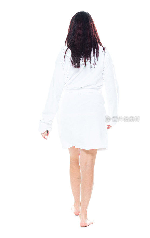 巴西种族女性走在白色背景穿浴袍