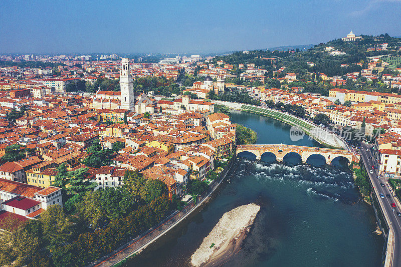 意大利维罗纳市和阿迪杰河的鸟瞰图