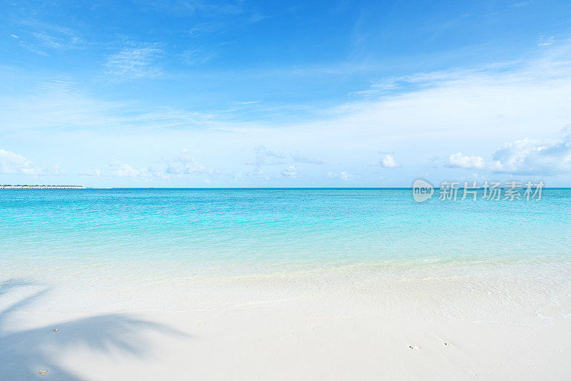 马尔代夫完美的天堂海滩与蓝绿色的海和蓝天的背景