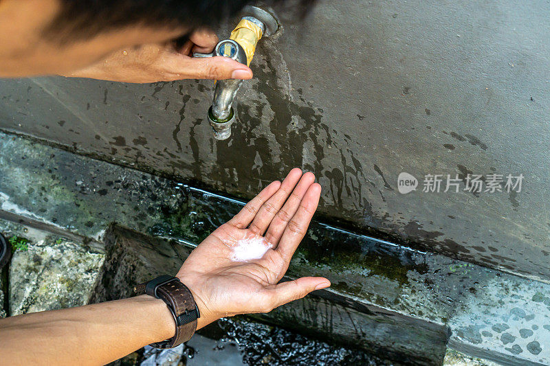 亚洲男人用洗手液洗手