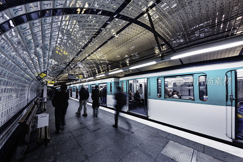 巴黎，人们在协和地铁站下火车