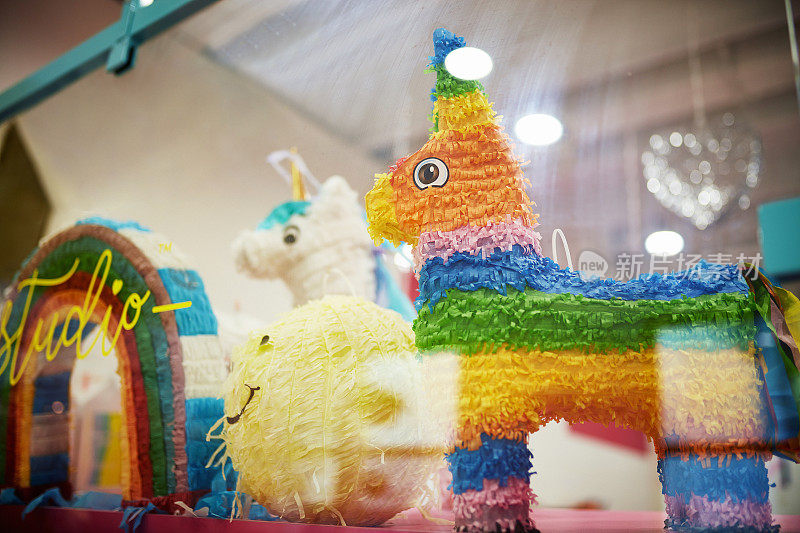 迈阿密面包店的多彩派对Piñatas