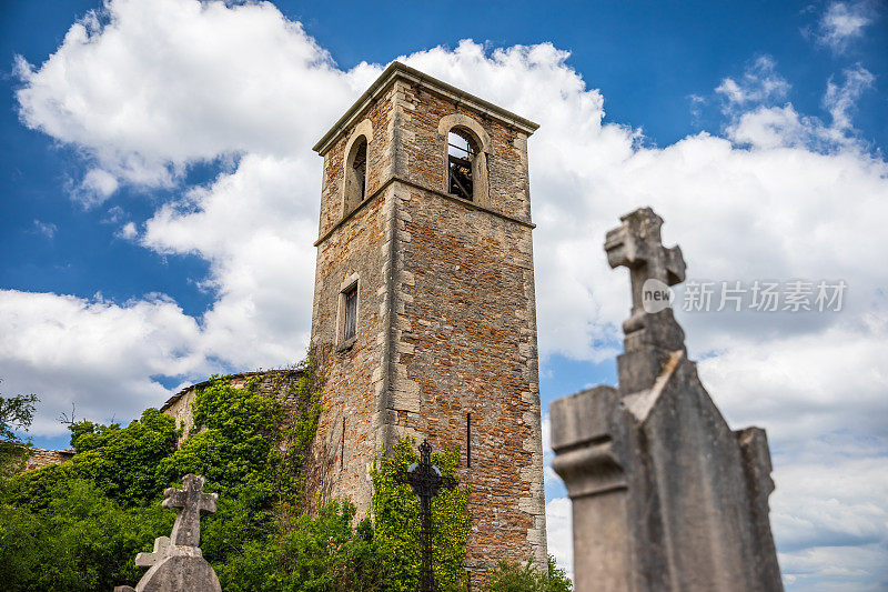 法国一处公墓旁的废弃石制教堂钟楼的古老废墟