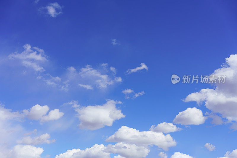 快乐的白云和蓝天