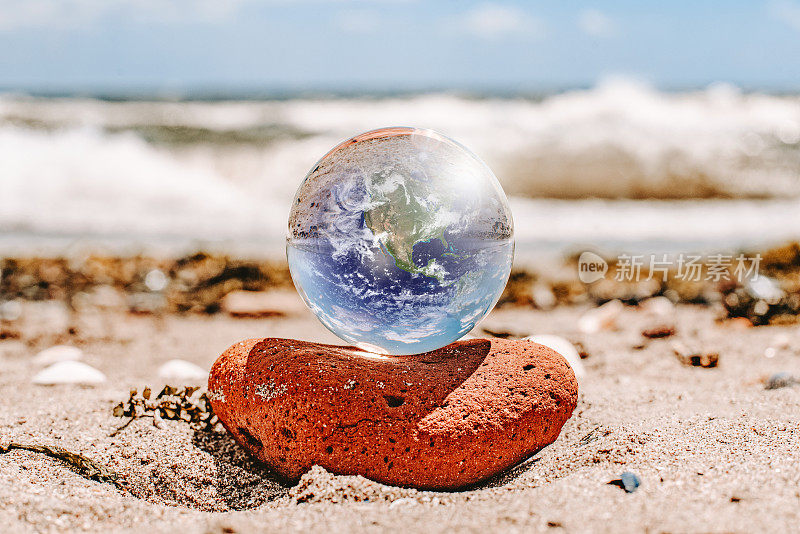 水晶球反射地球在海滩