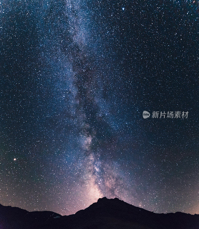 夜景和银河天空与山的背景