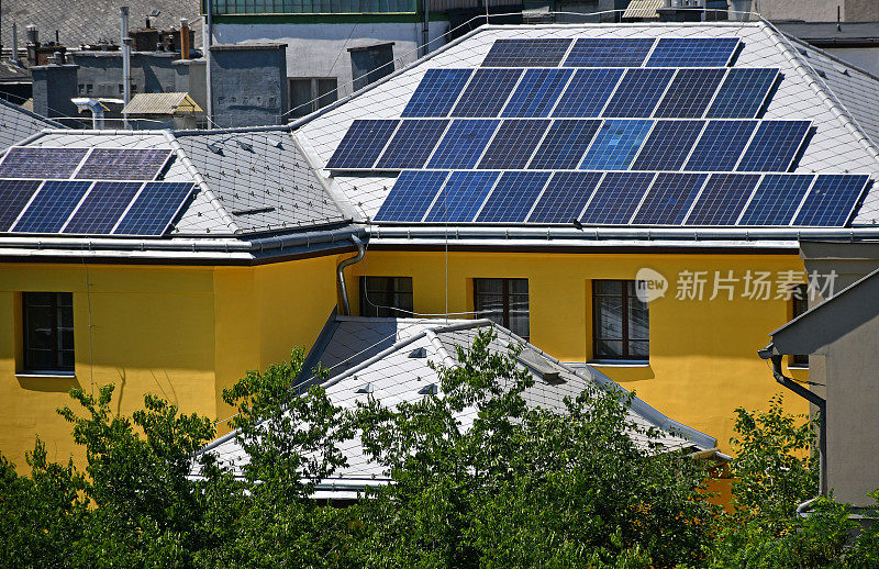 建筑顶部的太阳能电池板