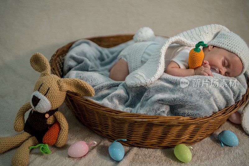 复活节兔子宝宝在篮子里和鸡蛋