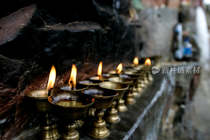 西藏神龛蜡烛和蜡烛杯