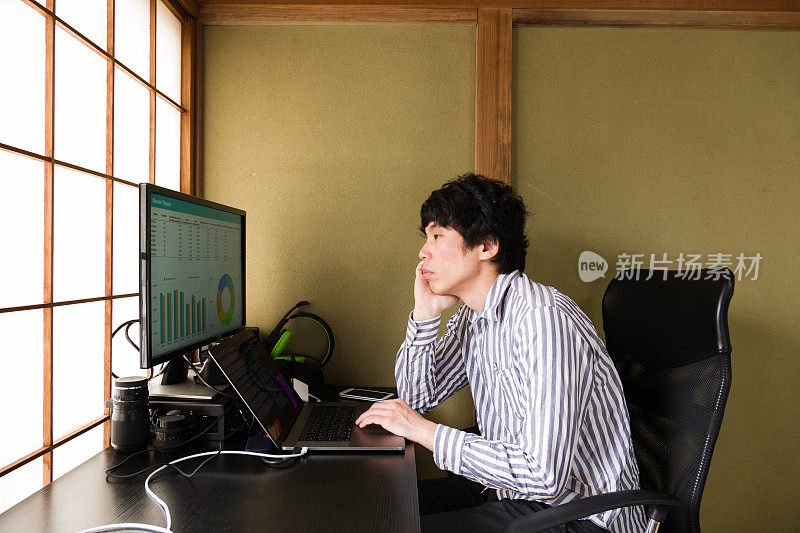 亚洲男人在家庭办公室工作的照片