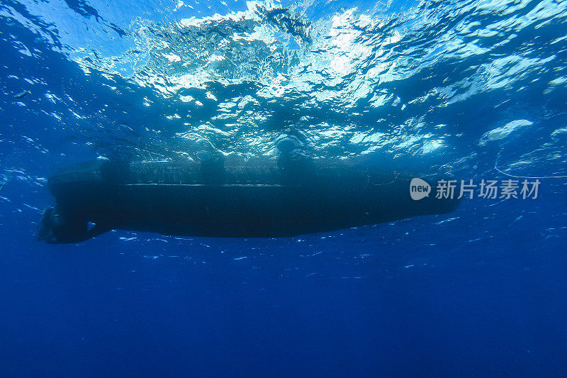 浮在水面上的船的视图