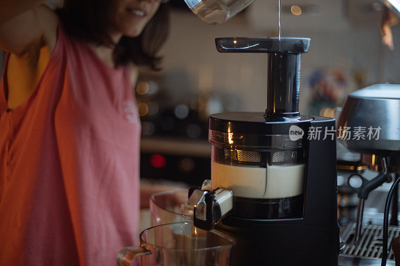 女人在家做杏仁奶