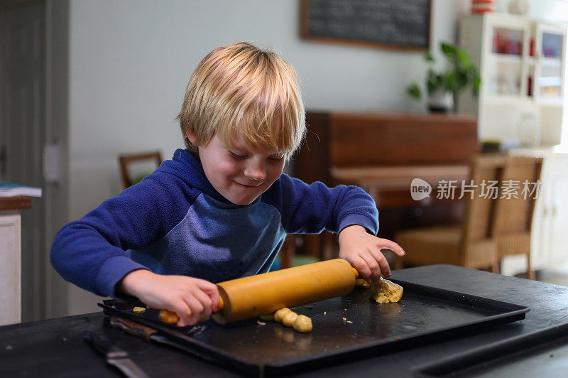 一个小男孩在烤饼干