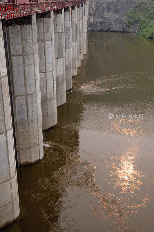 阳光兔，河流，水电站，建筑工地，排水管道。