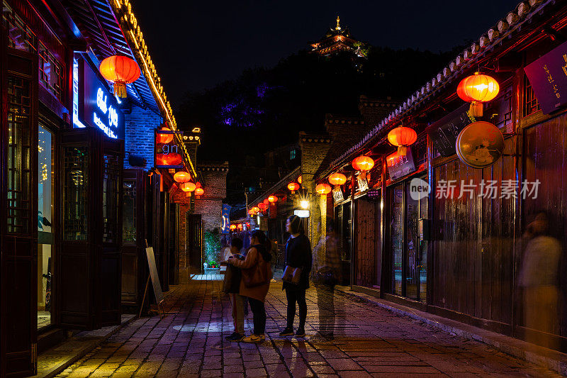 镇江西津古渡船街夜景，传统建筑，