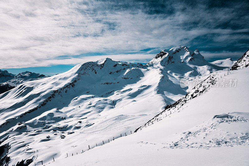 白雪皑皑的伯尔尼阿尔卑斯山在瑞士格林德沃