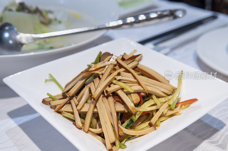 餐馆里的一盘豆腐干