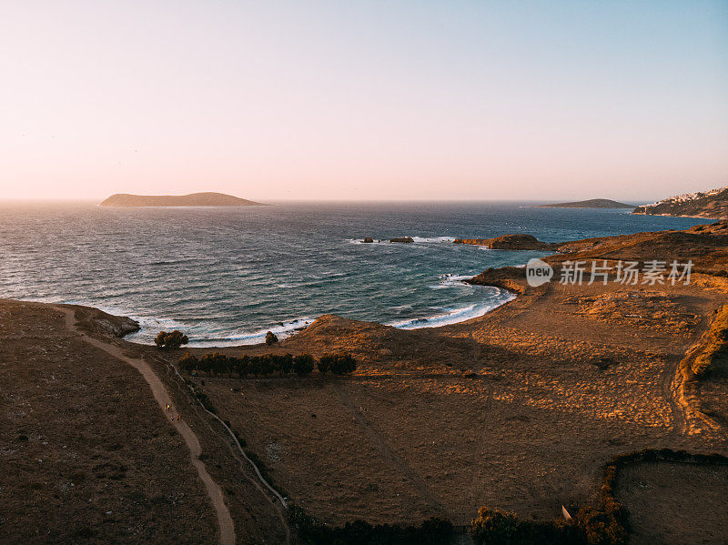 鸟瞰图美丽的海湾日落在博德鲁姆