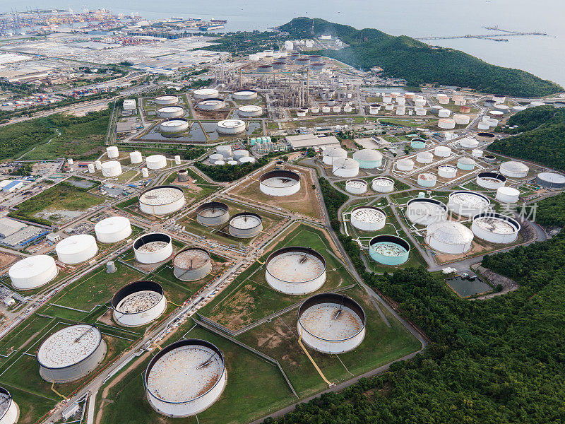 炼油工业白天广角鸟瞰图。大型工业的石化装置和储罐